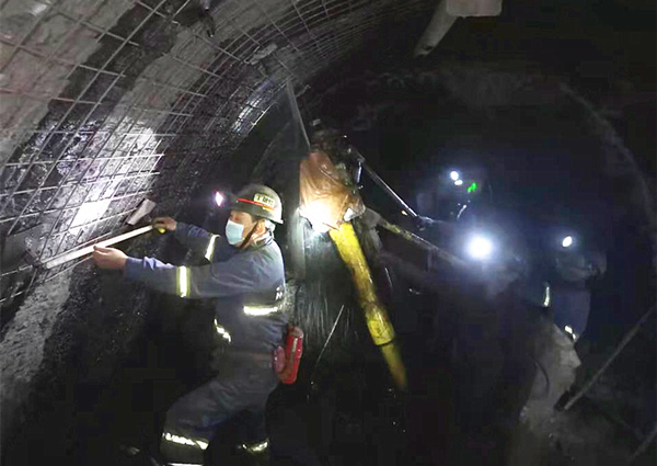 陜煤建設礦建三公司：貫通啦！雙龍項目部二盤區(qū)運輸大巷與10#聯(lián)巷“牽手”成功